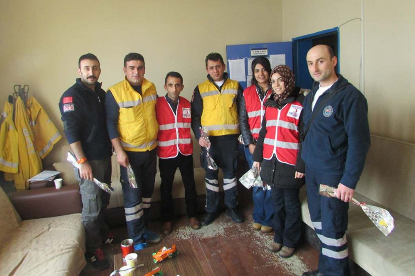 Kızılay Gençlik Kollarından doktorlara karanfil Kızılay Gençlik Kollarından doktorlara karanfil